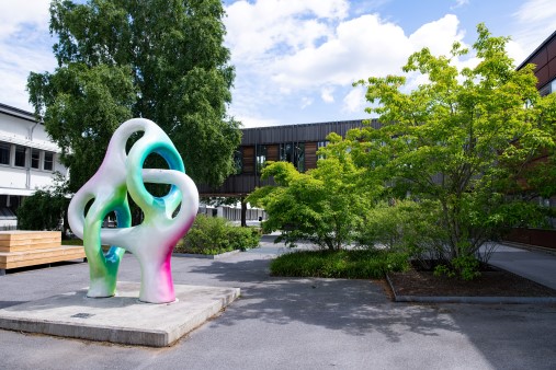 Fredrika Bremergymnasiet, skolgård med konstverk.