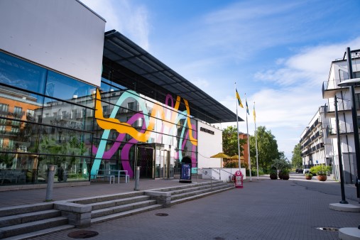 Kulturhuset utvändigt, vit fasad och stor glasfönster.
