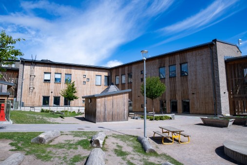 Vega förskola utvändigt, träbyggnad och gård.