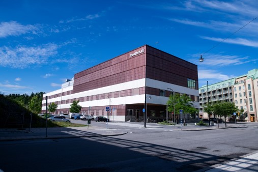 Vega skola och aktivitetshus utvändigt mot huvudentré.