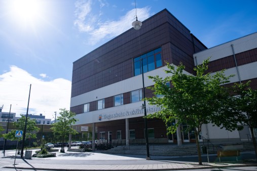 Vega skola och aktivitetshus, entrésida